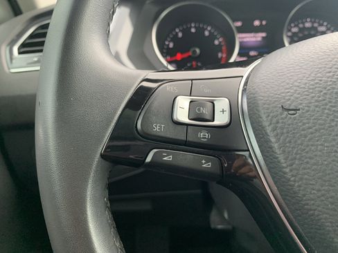 Used 2020 Volkswagen Tiguan SE w/ Panoramic Sunroof Package image 19