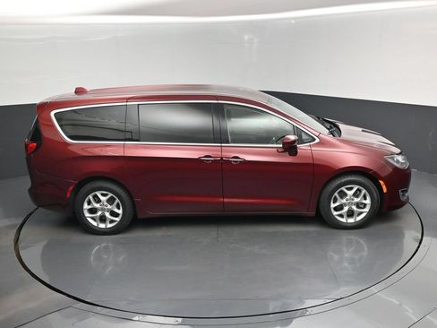 Used 2020 Chrysler Pacifica Touring w/ Tire & Wheel Group FWD image 13