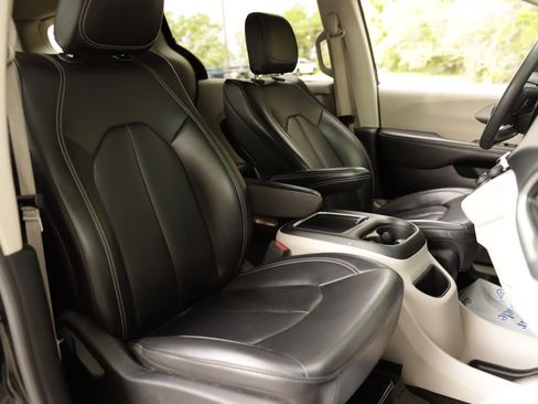 Used 2023 Chrysler Pacifica Touring-L FWD image 36