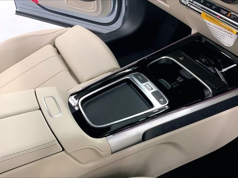 Used 2024 Mercedes-Benz EQB 300 4MATIC image 24