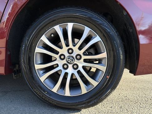 Used 2018 Toyota Sienna XLE image 9