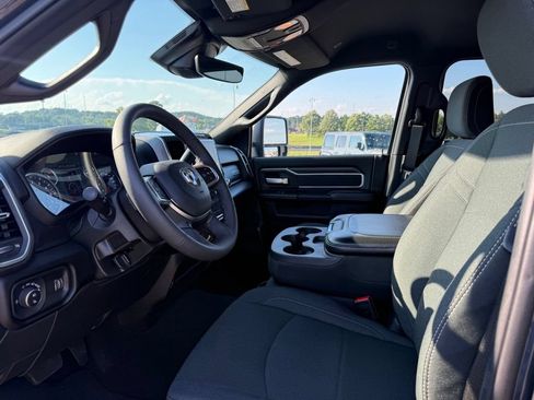 Used 2025 RAM 2500 Big Horn AWD/4WD image 4