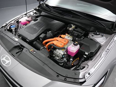 Used 2025 Hyundai Elantra SEL FWD image 50
