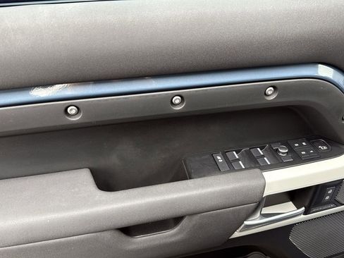 Used 2020 Land Rover Defender 110 SE image 12