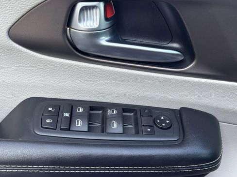 Used 2020 Chrysler Voyager L FWD image 10