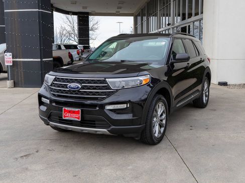 Used 2022 Ford Explorer XLT w/ Equipment Group 202A image 3