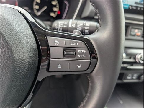 Used 2025 Honda Pilot Touring image 9