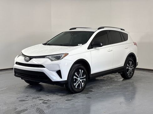 Used 2018 Toyota RAV4 LE image 3