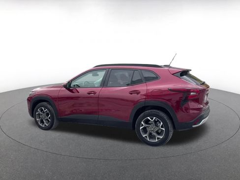 Used 2025 Chevrolet Trax LT w/ LT Convenience Package image 10
