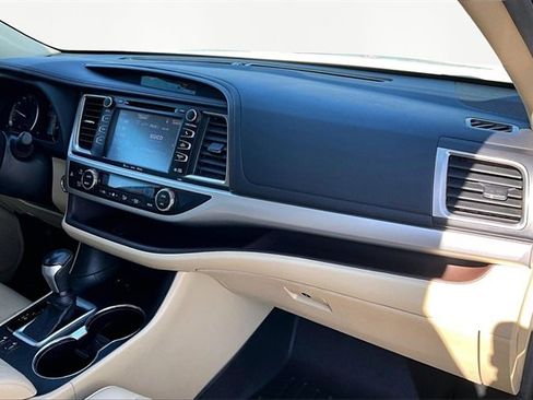 Used 2019 Toyota Highlander XLE image 16