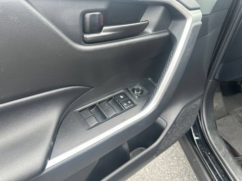 Used 2020 Toyota RAV4 LE AWD/4WD image 17
