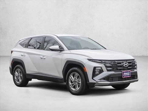 Certified 2025 Hyundai Tucson SE image 3