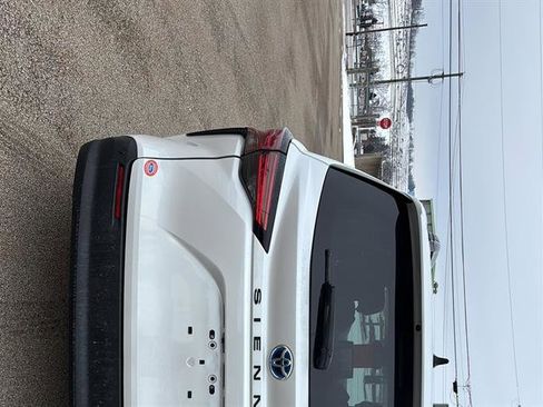 Used 2022 Toyota Sienna XLE image 2