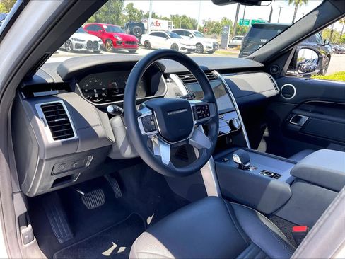 Used 2025 Land Rover Discovery S AWD/4WD image 17