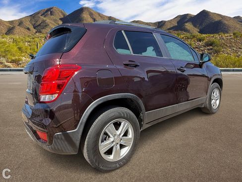 Used 2022 Chevrolet Trax LT w/ LT Convenience Package image 4