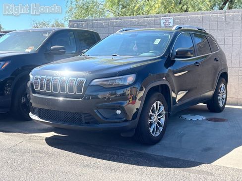 Used 2019 Jeep Cherokee Latitude Plus w/ Comfort/Convenience Group AWD/4WD image 2