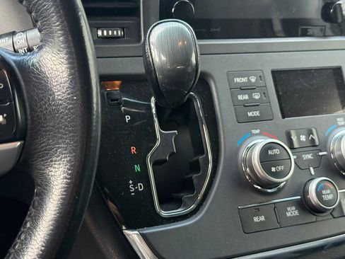 Used 2017 Toyota Sienna SE Premium image 23