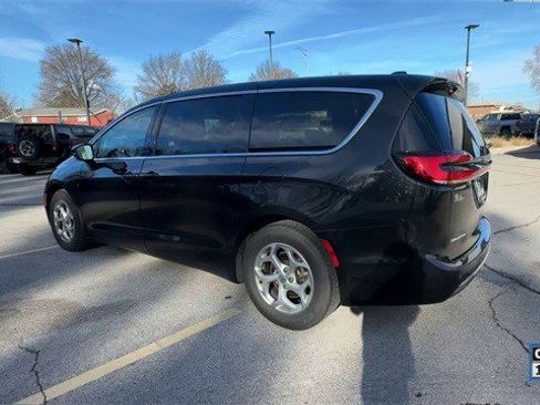 Used 2024 Chrysler Pacifica Limited image 7