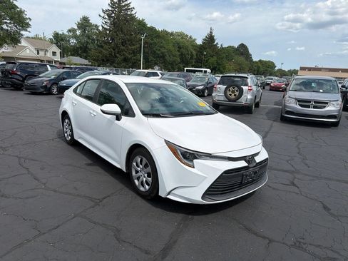 Used 2025 Toyota Corolla LE FWD image 4