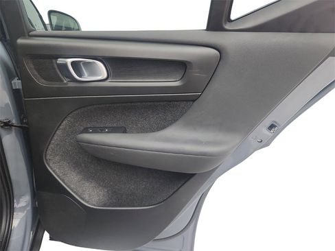 Used 2023 Volvo XC40 B5 Plus image 29