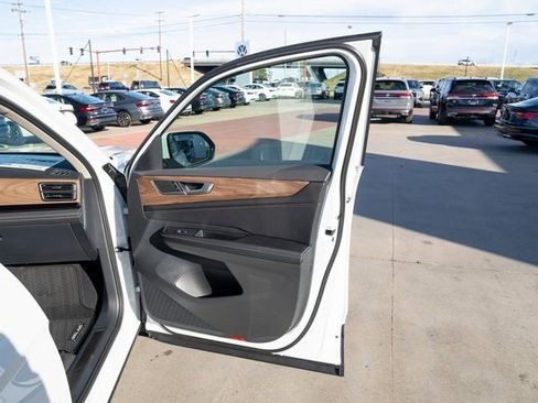 New 2026 Volkswagen Atlas SE image 15