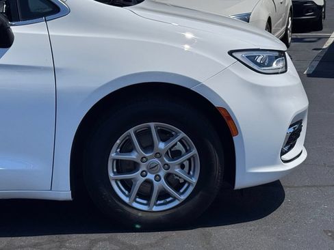 Used 2025 Chrysler Pacifica Select FWD image 42