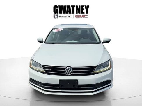 Used 2017 Volkswagen Jetta SE image 2