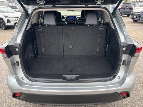 Used 2025 Toyota Highlander XLE AWD/4WD image 8