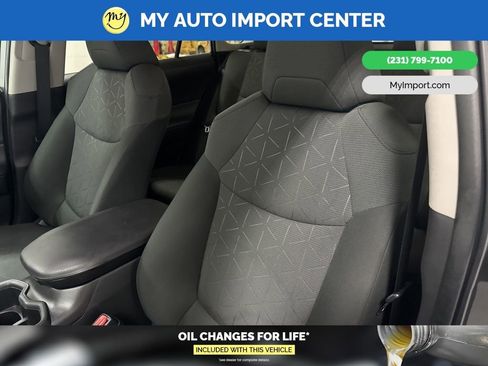 Used 2022 Toyota RAV4 XLE w/ Convenience Package image 13