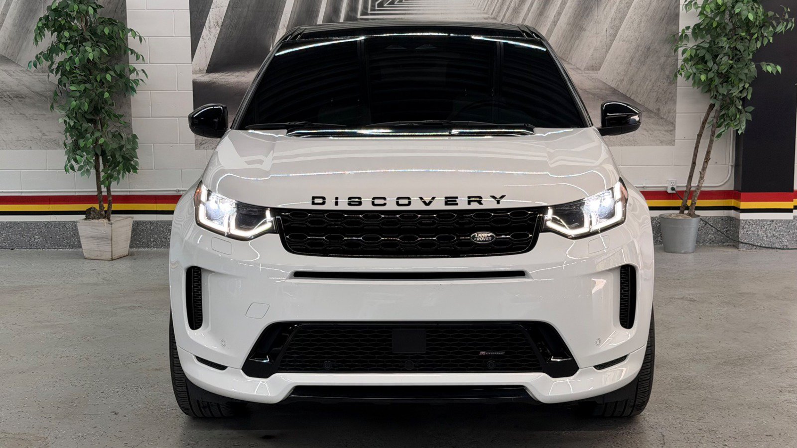 Used 2023 Land Rover Discovery Sport SE R-Dynamic AWD/4WD image 2