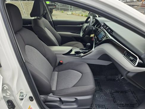 Used 2018 Toyota Camry LE FWD image 11