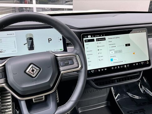 Used 2025 Rivian R1S Premium image 6