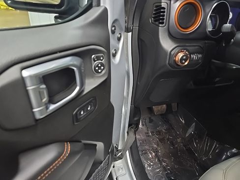Used 2022 Jeep Gladiator Mojave w/ Cold Weather Group AWD/4WD image 30