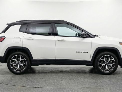 Used 2025 Jeep Compass Limited image 11