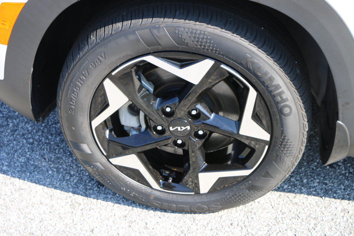 Used 2025 Kia Seltos EX AWD/4WD image 14