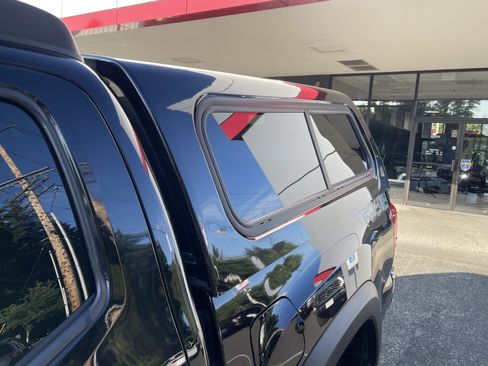 Certified 2017 Toyota Tacoma TRD Off-Road AWD/4WD image 10