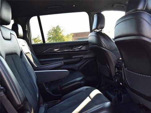 Used 2023 Jeep Grand Cherokee L Laredo image 32