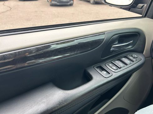 Used 2013 Dodge Grand Caravan SXT w/ Rear Park Assist Pkg image 25