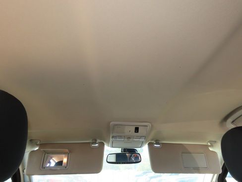 Used 2017 Nissan Titan SV image 22