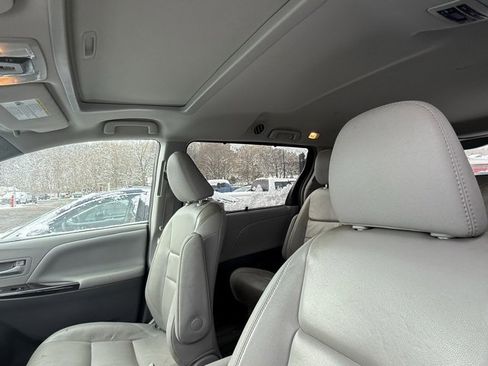 Used 2017 Toyota Sienna XLE image 5