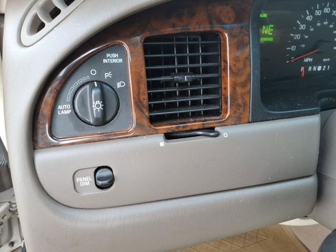 Used 1999 Lincoln Town Car Executive image 9