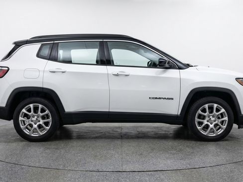 Used 2025 Jeep Compass Limited AWD/4WD image 11