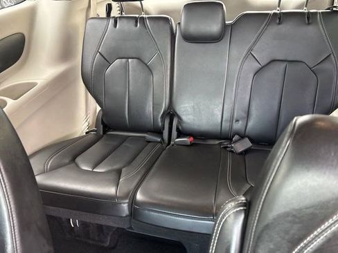 Used 2023 Chrysler Pacifica Touring-L image 33