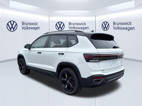 New 2026 Volkswagen Taos SE image 4