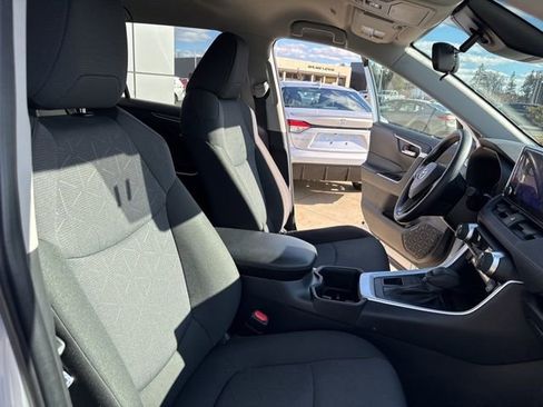 Used 2025 Toyota RAV4 XLE image 31