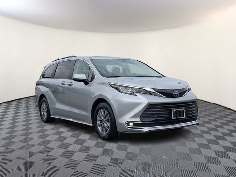 Certified 2022 Toyota Sienna XLE AWD/4WD image 4