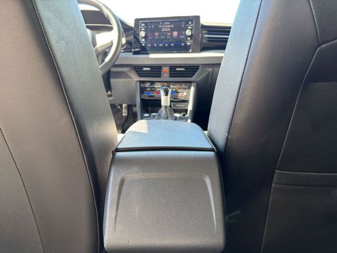 Used 2025 Volkswagen Jetta SE image 24