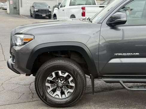 Used 2018 Toyota Tacoma TRD Off-Road image 2
