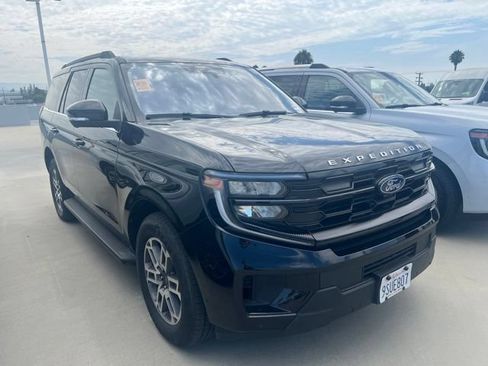 Used 2025 Ford Expedition Active RWD image 2