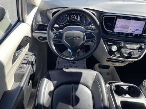 Certified 2023 Chrysler Pacifica Touring-L FWD image 25